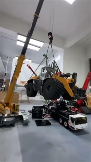 Remote Control Hydraulic Loader in Action #RCLoader #HydraulicLoader #RCConstruction #HeavyMachinery