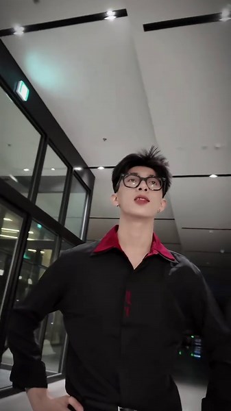 Sơ mi hack vai và lưng cho anh em… #silas #sominam @SILAS STUDIO.