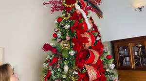 The tree I know you’ve been waiting for ❤️ Elegant, regal, and oh so pretty ☺️ Shop the Lookbook here: bit.ly/regal-traditional-christmas (http://bit.ly/regal-traditional-christmas) | Lisa Robertson