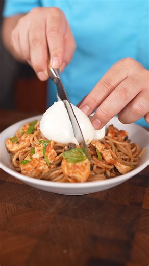 Pasta con pollo, salsa di pomodoro basilico e burrata 🤤 Lionfield 👇 Ingredients for 2 : - 200g pasta of your choice - 2 chicken fillets - 10 cherry tomatoes - 3 garlic cloves - 2 shallots - salt and pepper - 10 olives - 200 ml stock of your choice - 16 basil leaves - Cook the chicken for 6 to 8 minutes, depending on its weight. - Sauce cooking time 15 to 20 minutes (yes, it's a quick sauce) #asmr #foodasmr #cooking #recipe #pasta #pastalovers #burrata #reels | Chef Jean-Nours