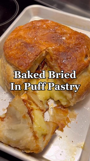 Delicious Baked Brie Recipe with Fig Jam, Pecans & Hot Honey