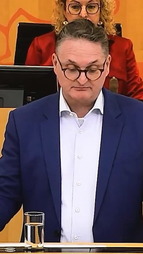 Politische Gewalt beginnt selten mit einem Schuss. Sie beginnt mit Entmenschlichung, Hetze und Angriffen auf Menschen und ihr Zuhause – wie im Fall der Attacke auf das Wohnhaus von Nicola Beer und ihrem Mann. Wir wissen, wohin solche Spiralen führen können. Deshalb gilt: Wehren wir gemeinsam den Anfängen. | Oliver Stirböck MdL