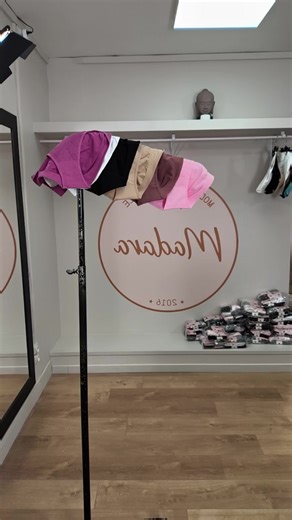 ✨🤍 CE SOIR, C’EST LE BLANC CHEZ MADARA ! 🤍✨ Au programme de notre live de ce soir 🎥👇 🩲 Les sous-vêtements pour TOUTE la famille 👶 De la taille 2 ans 👩‍🦱👨‍🦱 Jusqu’à la taille 60 Préparez-vous… parce que les prix vont être INCROYABLES 🤯🔥 🌸 Des prix qui défient toute concurrence 🌸 Des lots à tout petit prix 🌸 De quoi rhabiller Madame, Monsieur, vos enfants, vos petits-enfants, vos gendres… et même vos amants 😅😅 Bref… ce soir on fait le plein de bonnes affaires 💸❤️ 🕗 Rendez-vous à