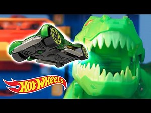 WILD ANIMALS TAKE ON THE ULTIMATE GARAGE CREW 🐙🦍🦂😱 | ‪@HotWheels‬