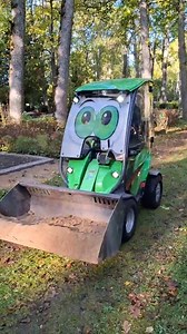 Demosime Põltsamaa Haldusele Avant 200-seeria laadurit 🚜 Põltsamaa kalmistul proovisime, kui hästi sobib Avant 200-seeria laadur kitsastesse oludesse. ✅ Ideaalne valik kitsastesse tingimustesse – laius vaid 1150 mm, aga võimekus muljetavaldav. ✅ Liiva, prahti ja oksi saab vedada kiiresti ja mugavalt. ✅ Lumepuhuriga on lihtne toimetada ka kitsastel käikudel ja teedel. ✅ Lehepuhur ja haarats muudavad okste ja lehtede koristamise eriti tõhusaks. 💥 Hetkel on 200-seeriale suurepärane kampaaniapakku