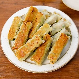 あっという間に作れる！ くるくるニラ棒餃子のレシピ動画・作り方 | デリッシュキッチン