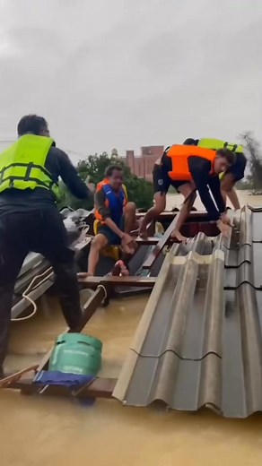 Hat Yai rescue teams have started to make it through. | Khanom Travel Thailand