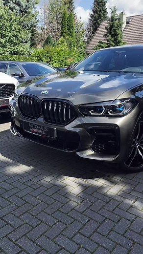 Unser BMW X6 xDrive40d in Manhattan-Lackierung mit Tacoraroten Ledersitzen beeindruckt durch eine umfangreiche Ausstattung. Er vereint Luxus, Leistung und Komfort für ein unvergleichliches Fahrerlebnis. Ein echtes Highlight auf der Straße! • • • #bmwm #x6 #manhattan #red #iconic