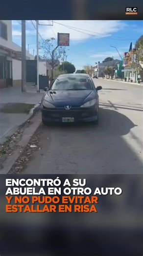 ¿TE HA PASADO ALGUNA VEZ? 😂🚗Una joven no pudo contener la risa al descubrir a su abuela sentada en un vehículo casi idéntico al suyo. 📹 Mientras filmaba, mostró su auto estacionado… y a pocos metros, otro igual con su abuela en el asiento de atrás. 📱 El video se volvió viral por la ternura y el humor de la situación.