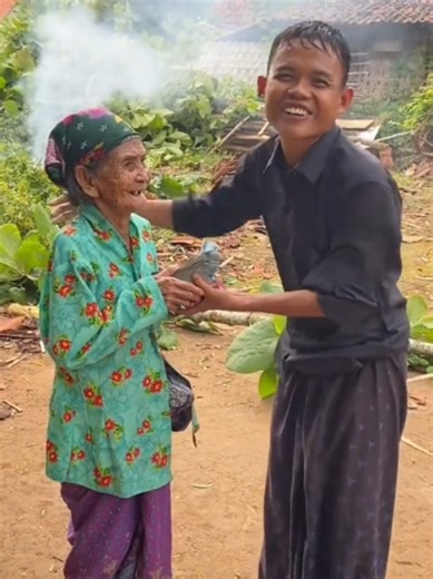 🥹🥹🥹dia bukan orang kaya, dia bukan sultan, dia rela meninggalkan ibu dan istrinya untuk menolong orang yg sedang butuh bantuan, meskipun dengan cara meminta setidaknya bukan untuk memperkaya diri melainkan untuk di bagikan kepada orang yg sedang membutuhkan, sabar ya @Dullo Sampang kami selalu ada di barisanmu🙏