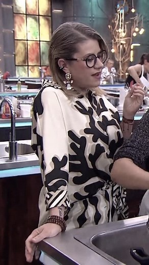 El excelente ambiente laboral se apoderó esta noche de la cocina de #MasterChefCelebrity, ¿cierto, Valentina? 🤭🔥 ¿Cuántos sufrieron este reto con ella?🤔 #MasterChefCelebrityColombia | Canal RCN