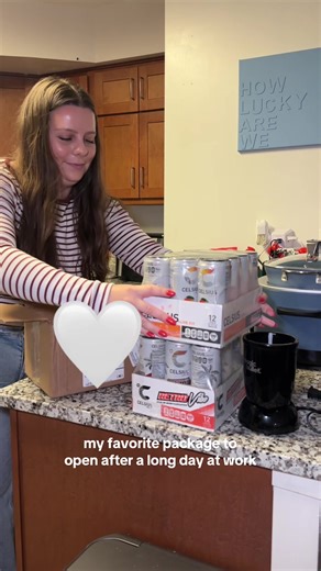 coming home after a long day at work to a package from @CelsiusOfficial >>> 📦🥤⚡️ #celsiusambassador #celsius #happymail #afterwork #energydrink