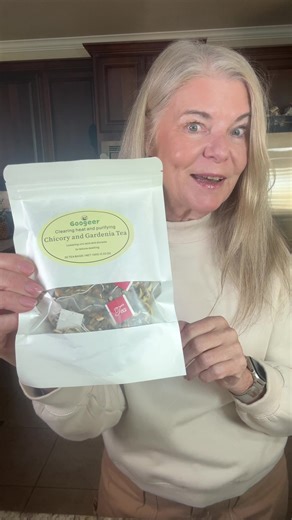 This chicory and gardenia herbal tea is so easy to make, and it’s got so many benefits. 🌿 Just one tea bag in hot water, let it steep, and you’re good. It’s got chicory root, gardenia fruit, coix seed, mulberry leaf, and licorice — all natural, no added sugar, no fake flavors. Just pure calm in a cup. 🫖 #HerbalTea #ChicoryTea #TeaTime #WellnessTea #HealthyHabits