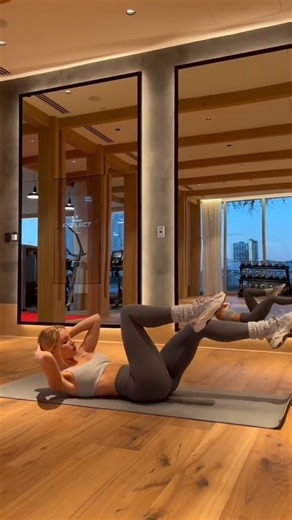 for hourglass abs ✨ | Daisy Keech