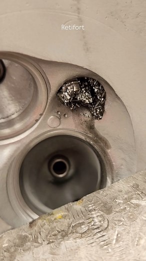 Rosca de vela espanada... Bora colocar um Helicoil 🏅#QualidadeRetifort desde 1989. 📲WhatsApp (11) 94713-8229 📌 Endereço: Rua Sassaki, 40 - Cidade Ademar -SP 🖥 www.retifortretifica.com.br #Retifort #QualidadeRetifort #Retifica #RetificaDeMotores #Motor #Motores #Engine #Rebuild #Machining #MecanicaAutomotiva #Usinagem #rosca #bucha #parafuso #ferramenta #Ferramentas #helicoil | Retifort Industria e Comercio