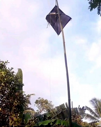 ගෙමක් දිලා යවපු බායියා සරුංගලය./kite/waula sarungalayak yawamu.