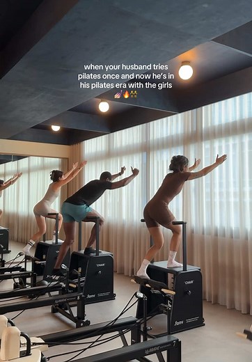 My client’s green flag husband 💅🏼 #pilatesmen #pilates #reformer #chairpilates #husbandtriespilates #mendoingpilates