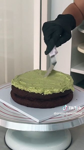 Classic Cake No.3: Chocolate Flourless with Matcha Creamcheese Frosting 🍵🍫 เค้กชอคโกแลตไร้แป้งเสิร์ฟพร้อมฟรอสติ้งมัทฉะครีมชีสเข้มๆนัวๆ บอกเลยว่าเข้ากันสุดๆ #cakebyprojectbox #projectboxcafe #projectbox #chocolatematcha