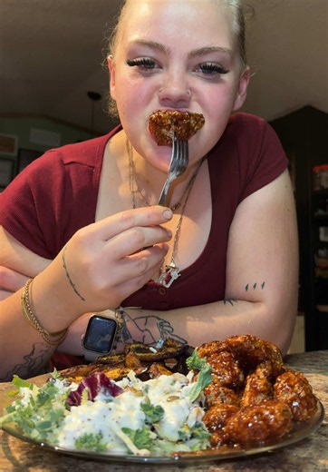 Bbq cauliflower “wings” are my absolute fav meat substitute 🤭 #mukbang #wieiad #whatieatinaday #eating #cravejaz