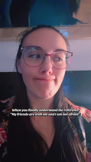 When you finally understand the reference “My friends are with me and I am not afraid” 😭🔥 . And yes I know I said it wrong in the video but GODDAMN MY HEART WAS GOING THROUGH IT OKAY?! 😅 . And gods if I thought #ThroneofGlass has some amazing lines and references, #CrescentCity is SLAYING me. 😭 #HouseofEarthandBlood #FYP