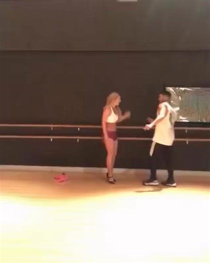 DIVAS! Rivalidade não entra aqui, o dia que a Britney Spears postou dançando “Chantaje” e a Shakira respondeu.
