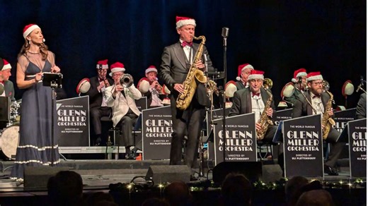 „Swinging Christmas“ im Burghof: Glenn Miller Orchestra  begeistert in Lörrach