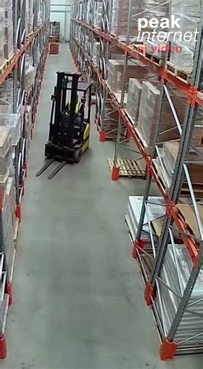 Massive Rack Collapse Rocks Warehouse After Forklift Mishap — Security Video Shows Aisle-Leveling Chain Reaction Dayton, OH — A routine shift at a Dayton distribution center turned into a full-blown industrial disaster when a new forklift operator accidentally triggered a collapse that destroyed an entire aisle of warehouse shelving. Security footage from inside the facility shows the operator steering through a tight corridor stacked floor-to-ceiling with boxed inventory. As he attempts to roun