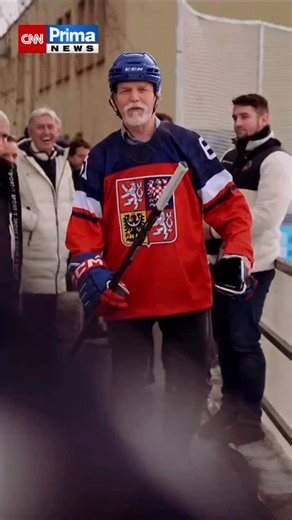 🇨🇿🏒 Prezident Petr Pavel obul brusle a na olympijském festivalu si zahrál hokej. „Hokej, rychlobruslení, lyžování – na olympiádě dnes startují největší esa českého sportu. S nimi se opravdu srovnávat nemůžu, ale nakonec to včera nebyla taková ostuda. I když mám podezření, že mě chlapi trochu šetřili. Držíme palce!“ napsal ke svému příspěvku na Instagramu. 🎥 prezident_pavel | CNN Prima NEWS