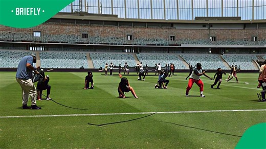 "Almost faced them man to man": Lady's wig falls off in dance routine, SA amused