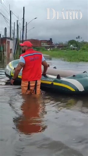 🚨 URGENTE: MONGAGUÁ EM NÍVEL DE ATENÇÃO A situação é crítica em Mongaguá após o volume expressivo de chuva. Nas últimas 72 horas, o acumulado já chega a 127,97 mm, deixando diversos pontos da cidade intransitáveis. 📌 O que você precisa saber agora: 🏠 Abrigo: Nove pessoas já estão acolhidas no Ginásio Arthurzão. 🌊 Rios: Nível da água subiu novamente no Aguapeú e Bichoró. ⚠️ Bairro Crítico: O Barranco Alto está completamente inundado. 🤝 Apoio: A Prefeitura já solicitou reforço ao Governo do E