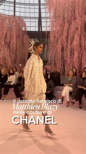 MFFashion.ClassTvModa on Instagram: "Il debutto couture di @matthieu_blazy per @chanelofficial ha l’atmosfera poetica di una fiaba. Il Grand Palais si veste di moquette rosa punteggiata da funghi giganteschi. Il teaser dello show evoca una famosa scena di Cenerentola dove operosi uccellini cuciono il vestito per il gran ballo. «Ho letto una haiku giapponese che parlava di uccelli che volano via da un fungo», racconta un emozionato Blazy subito dopo lo show. Che prende spunto dalle creature alate