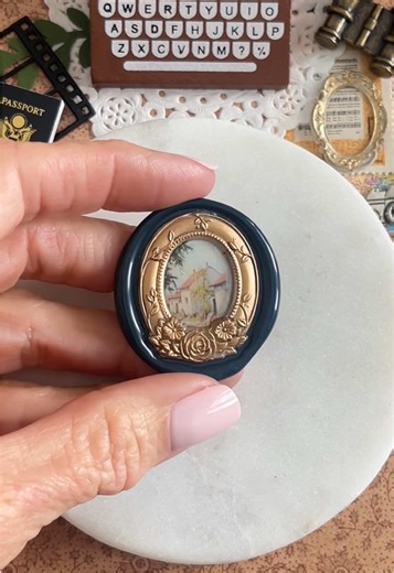 As promised, I pressed this one into background wax 🙌🏼!! I love it 😍!! Employee 001?! Not so much 😅, he prefers the clean cut version ✂️ (Tbh, I like both options, but the background wax makes it more of a “seal” for me 💌) Speaking of “background wax” I thought Spring might stop me from over using our Navy Black wax, but nope, I can’t stop 😅😂🤩 It should seriously come with a warning label, lol. You can find it, as well as our Rose Adorned frame, and lots of other unique wax seal supplies