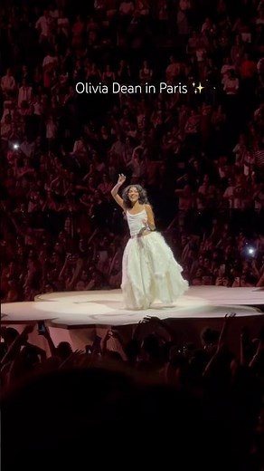 Olivia Dean in Paris - The Art Of Loving Live 2026 #oliviadean #theartofloving #concert