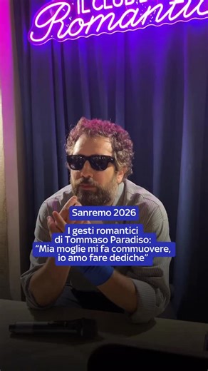 A Sanremo, a poche ore dall’inizio del Festival, Tommaso Paradiso (@tommasoparadiso) inaugura il Club dei Romantici accompagnato da @legoitaly_official. A Sky tg24 ha raccontato un gesto romantico che ama ricevere e uno che adora fare. #Sanremo2026 | Sky tg24