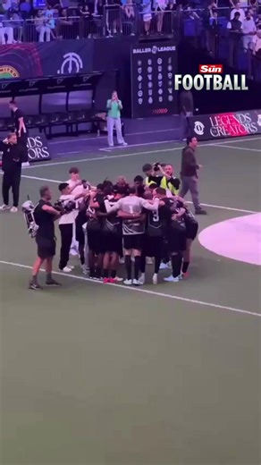 Sunday league manager Steve Bracknell gives rousing team talk to the legends! 🔉 | The Sun Football