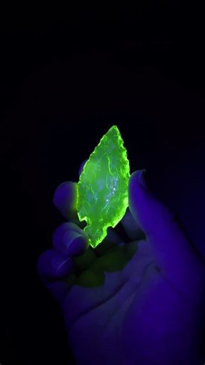 Mac & Mer McLean on Instagram: "My first Uranium Glass Point. HUGE thank you to @ericblowsglass for the spalls of this glass. This is something I’ve wanted to try since I first started knapping. I am gonna keep at it and see what else I can get. - Mac • • #aboknapping #flintknapping #flintknapper #flintknappers #stoneknapping #ancienttools #primitiveskills #primitivecrafts #neolithic #paleolithic #prehistory #prehistoric #lithic #stoneage #stoneagetools #organicartist #earthskills #projectilepoi