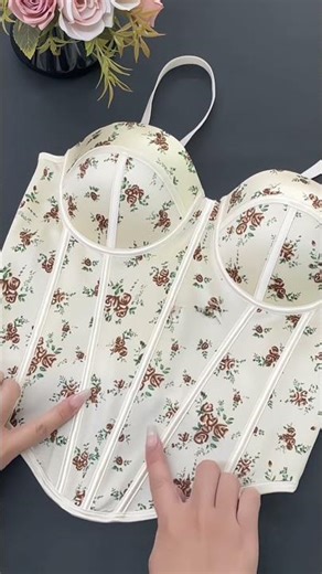 Floral fishbone bustier with multiple styling options—looks stunning no matter how you wear it.@穿搭分享