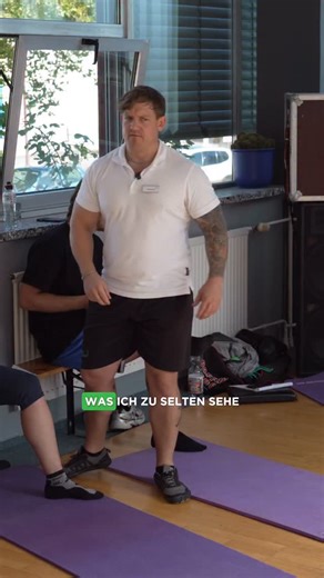 Sprunggelenk. Total unterschätzt. Extrem wichtig. 🦶🔥 Viele kümmern sich um Nacken, Rücken, Schultern ... aber vergessen komplett, wo der Körper den Kontakt zum Boden hat. 👉🏽 Das Sprunggelenk beeinflusst • Knie • Hüfte • sogar den Rücken Wenn hier Instabilität herrscht, zieht sich das Problem oft nach oben weiter. 💡 Die gute Nachricht: Du musst kein Extra-Training einbauen. Einfach integrieren. Split Squats zum Beispiel: ✅ trainieren das Sprunggelenk ✅ nehmen Großzeh & Knie direkt mit ✅ verb