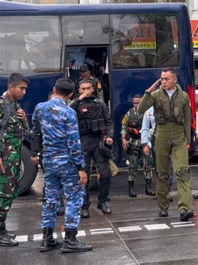 Taruna Ganteng AAU Drumband di Malioboro Yogyakarta