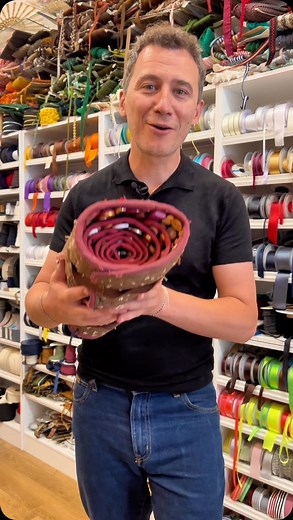 302K views · 27K reactions | Acompáñame a buscar un botón este último viernes de agosto. #merceria #botones #buttons #haberdashery #merceriaonline #acoruña #coruña #visitcoruna #galicia #modasostenible | La Crisálida | Facebook