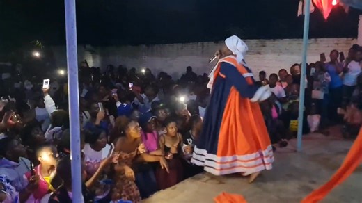 #Update Alex Nkalo, uja anayimba nyimbo yakuti Anansi, walowa m’bwalo ndi mavinidwe ake mochititsa chidwi. Uku ena akutsatizira mavidwe ake. Izi zikuchitika pa mwambo wanyimbo zauzimu okondwelera chaka chatsopano wa Dr Favoured Martha m'bom la Balaka. Olemba: Hellen Luwayo, Balaka #MBCDigital #Manthu | MBC Digital