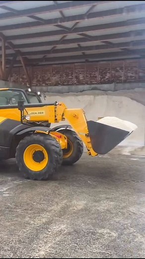 3.9K views · 577 reactions | ❄️ Les équipes du centre d’exploitation de Chambray-lès-Tours, sur l’autoroute A10, ont préparé les déneigeuses et les saleuses pour traiter les chaussées afin d’offrir les meilleures conditions de circulation possibles durant cette épisode de froid. | VINCI Autoroutes | Facebook