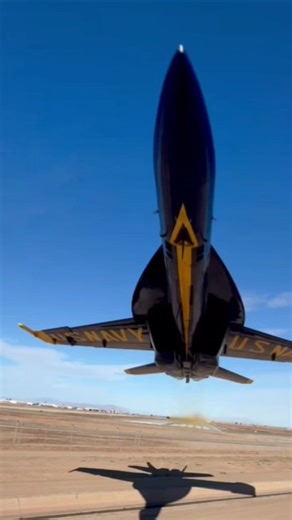 Blue Angel F18 Superhornet trying to Scalp the video guy