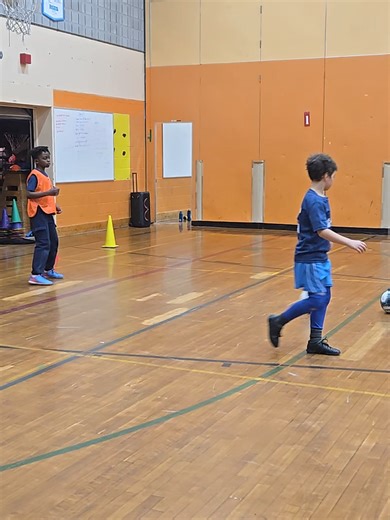 Apprendre à bien défendre, ça s’enseigne ! Dans cette vidéo, nos jeunes de l’Académie Sportive Primo travaillent le tacle défensif À Primo, nous formons des joueurs complets, intelligents dans le jeu et solides dans les duels Tu veux voir ton enfant progresser dans un environnement structuré et motivant ? Inscris-le dès maintenant à un essai gratuit ! https://academiesportiveprimo.com/ 438-930-4457 info@academiesportiveprimo.com Primo, là où la formation fait la différence. #AcadémieSportivePrim