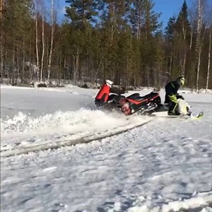 1.6M views · 4.7K reactions | @martingroning When the chain snaps and you need to get home路‍♀️ | Snowmobile Fails | Facebook