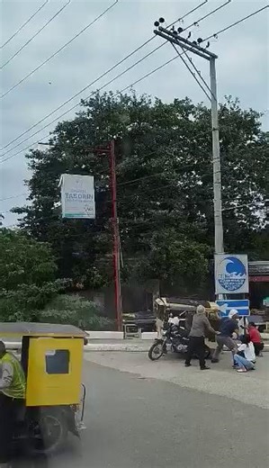 Huminto ang ilang motorista sa Bunawan, Davao City matapos ang magnitude 7.6 na lindol na tumama sa Manay, Davao Oriental ngayong umaga, Oct. 10. | via GMA Regional TV One Mindanao | GMA News