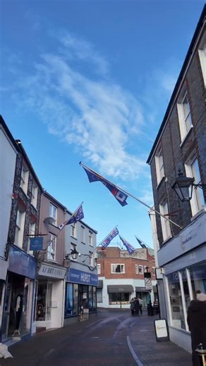 Where sailing heritage meets riverside strolls and easy island charm ⛵️ Cowes and East Cowes offer harbour side views, historic moments, indie finds and places to slow down and soak it all in. Which side of the river would you explore first? #WeCantWaitToShowYou #IsleofWight #VisitIsleOfWight | Visit Isle of Wight