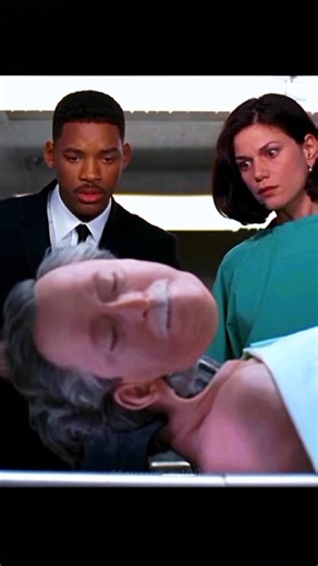 Hidden Truth! 🧠🧠🛸Men in Black (1997) Iconic Scene #MenInBlack #AlienReveal #SciFiMovies #MovieMagic