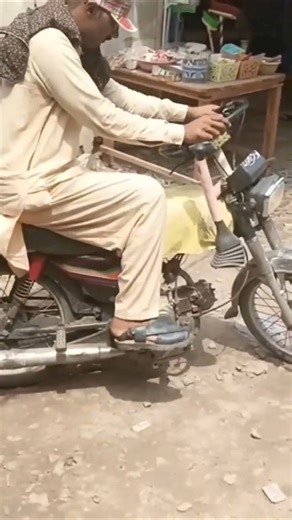 India 🇮🇳 vs Pakistan 🇵🇰 Middle Class Bike 😳 | Real Difference #shorts