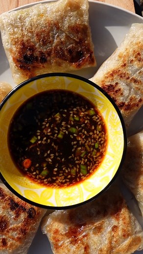 The perfect dipping sauce to go with perfect Rice Paper Dumplings! I received a zillion messages asking for the dipping sauce, so here it is ❤️❤️❤️ You can even add it to noodles or other dishes too! Full recipe: https://cookingwithayeh.com/gyoza-dipping-sauce ------------------------------------ #gyozasauce #gyozadippingsauce #dumplingsauce #dippingsauce #ricepaperdumplings #ricepaperdumpling | Cooking With Ayeh